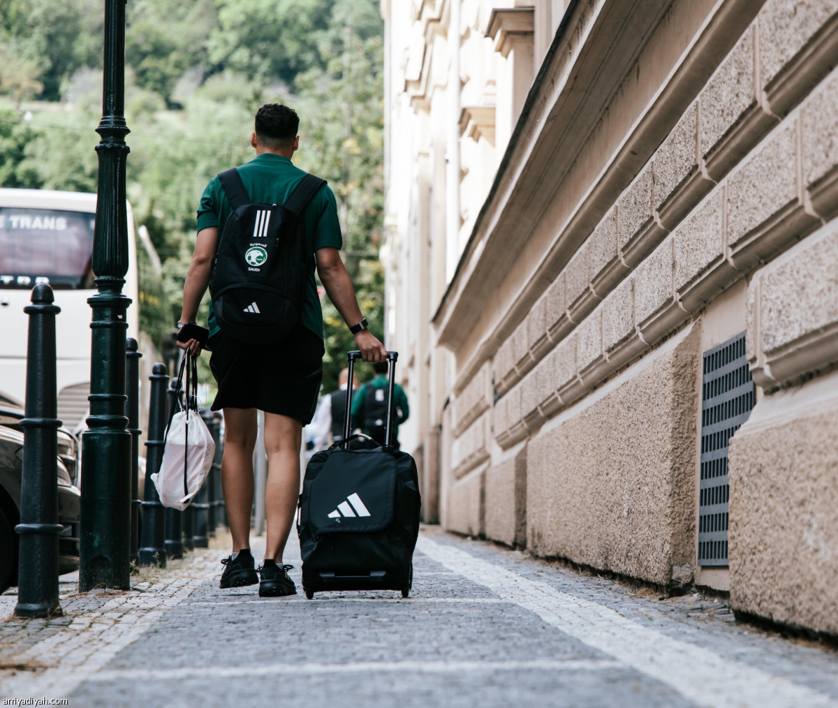 الأخضر يغادر