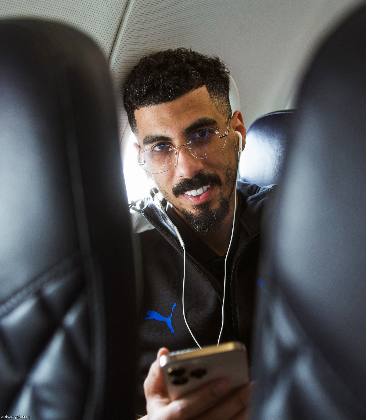 الأزرق إلى العين